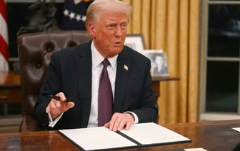 Массовое помилование, ЧС на границе с Мексикой и выход из ВОЗ. Трамп подписал с десяток указов в первый день у власти