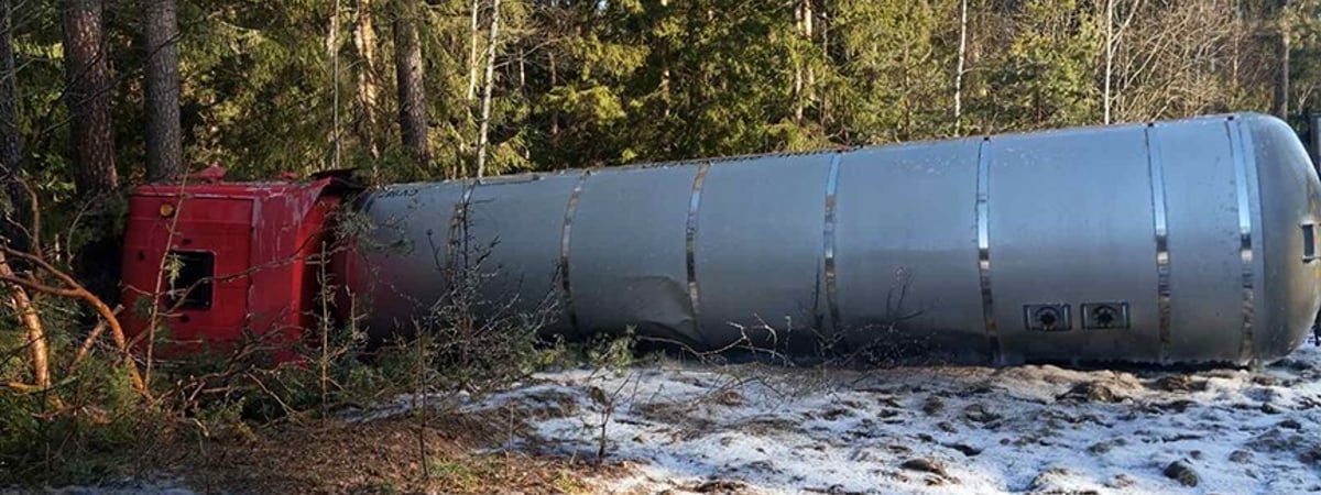 Под Быховом перевернулась автоцистерна со сжиженным газом. Видео с места события появилось в сети — Видео