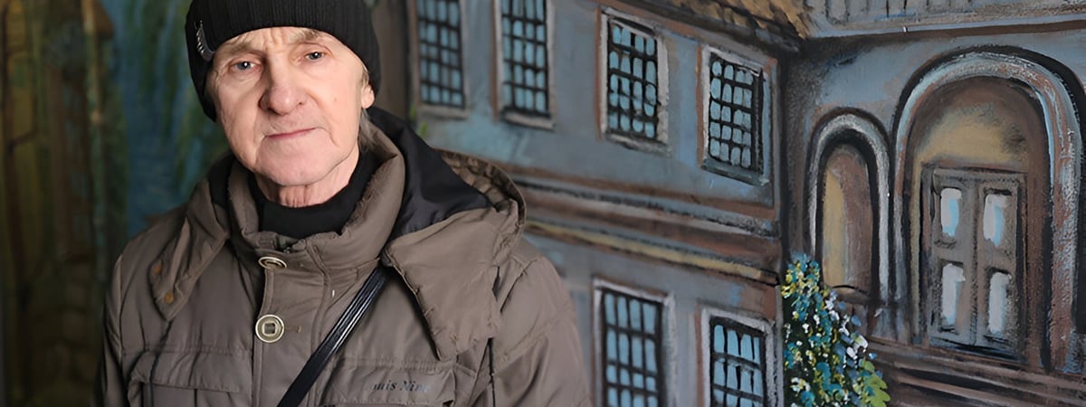 «Вот это красота!» — Минский дворник превратил в картины стены подъездов, которые убирает — Видео