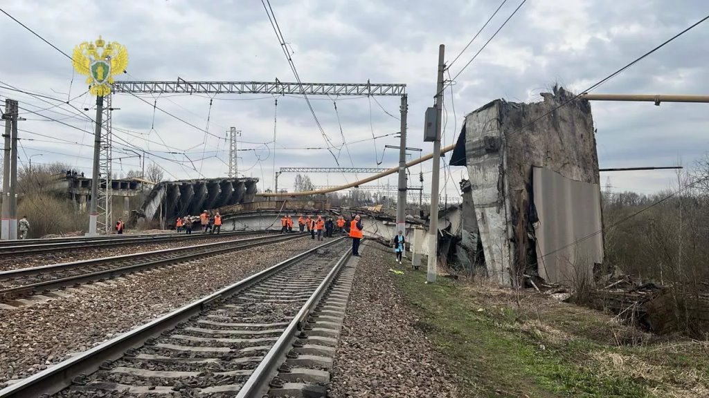 Мост обрушился над железной дорогой в Смоленской области