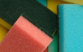 Губки для посуды разного цвета не просто так: вот что нужно знать