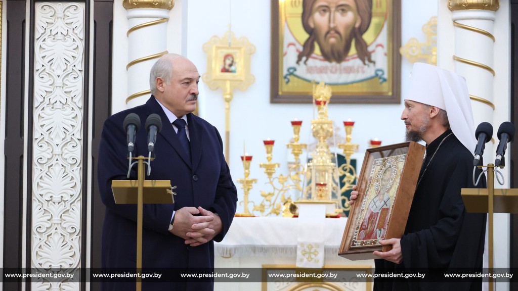 Лукашенко предупредил о непростом 2024 годе с тренировками на белорусах