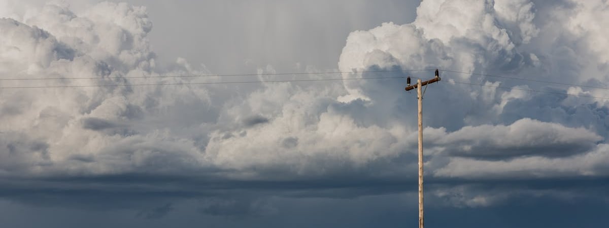 Шторм парализовал Великобританию и Ирландию: отменены рейсы, сотни тысяч без света