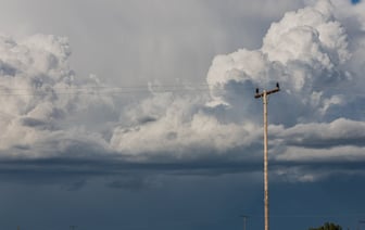 Шторм парализовал Великобританию и Ирландию: отменены рейсы, сотни тысяч без света