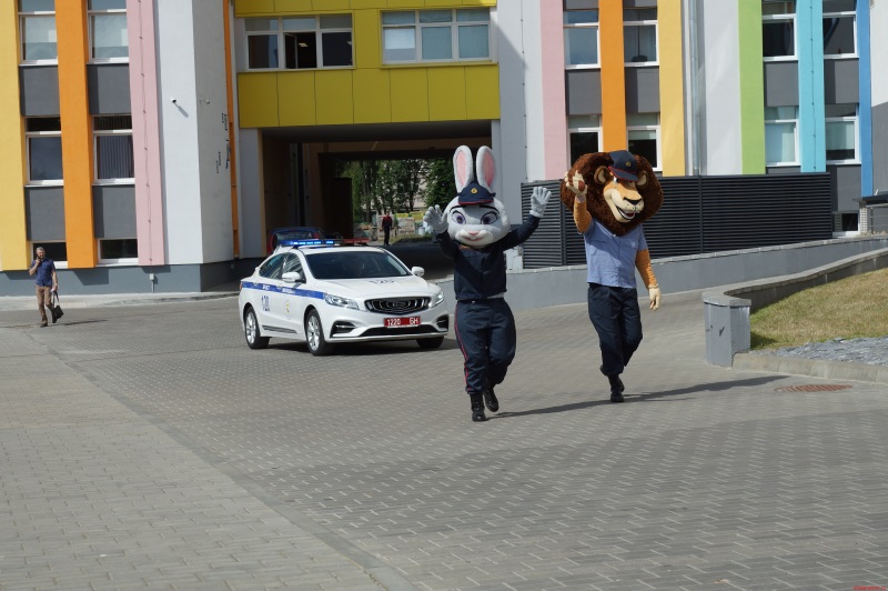 В Бресте «Зайка» и «Лев» посетили ребят в детской областной больнице