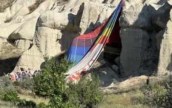 22 туриста на воздушном шаре застряли между скалами в Турции