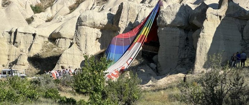22 туриста на воздушном шаре застряли между скалами в Турции