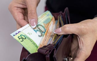 В Ошмянском районе мужчина пришел в прокуратуру и пожаловался, что у него незаконно удерживают деньги из зарплаты — что было дальше