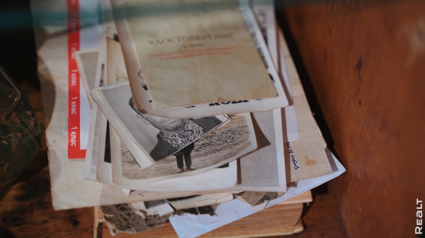 Как молодая семья из Пинска восстанавливает сразу два старых дома в деревне