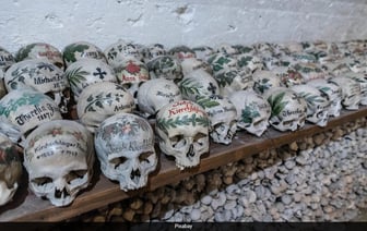 Полицейские обнаружили 17 человеческих черепов в ящиках в предполагаемом святилище в Уганде.