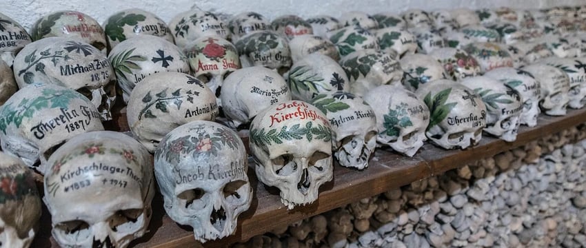 Полицейские обнаружили 17 человеческих черепов в ящиках в предполагаемом святилище в Уганде.