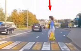 Легковушка сбила на переходе 16-летнюю школьницу — видео не для впечатлительных