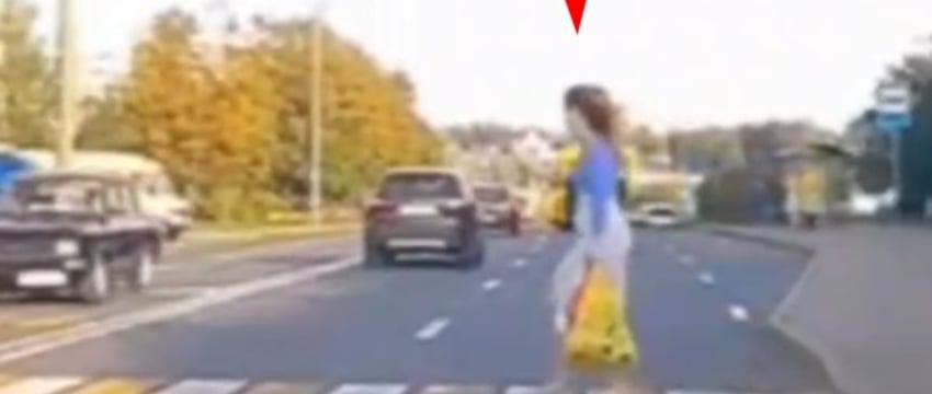 Легковушка сбила на переходе 16-летнюю школьницу — видео не для впечатлительных
