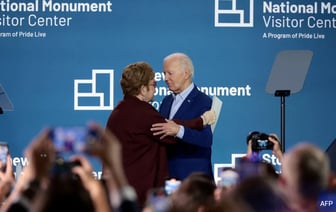 Джо Байден выходит на сцену вместе с Элтоном Джоном, чтобы отпраздновать знаменательное событие для ЛГБТК.