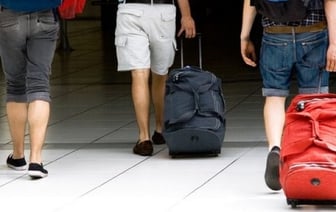 Белоруска не успела на туристический автобус и попросила вернуть деньги. Что решил суд?