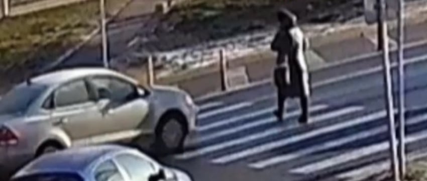 Женщина попала под автомобиль в Минске: видео шокирует