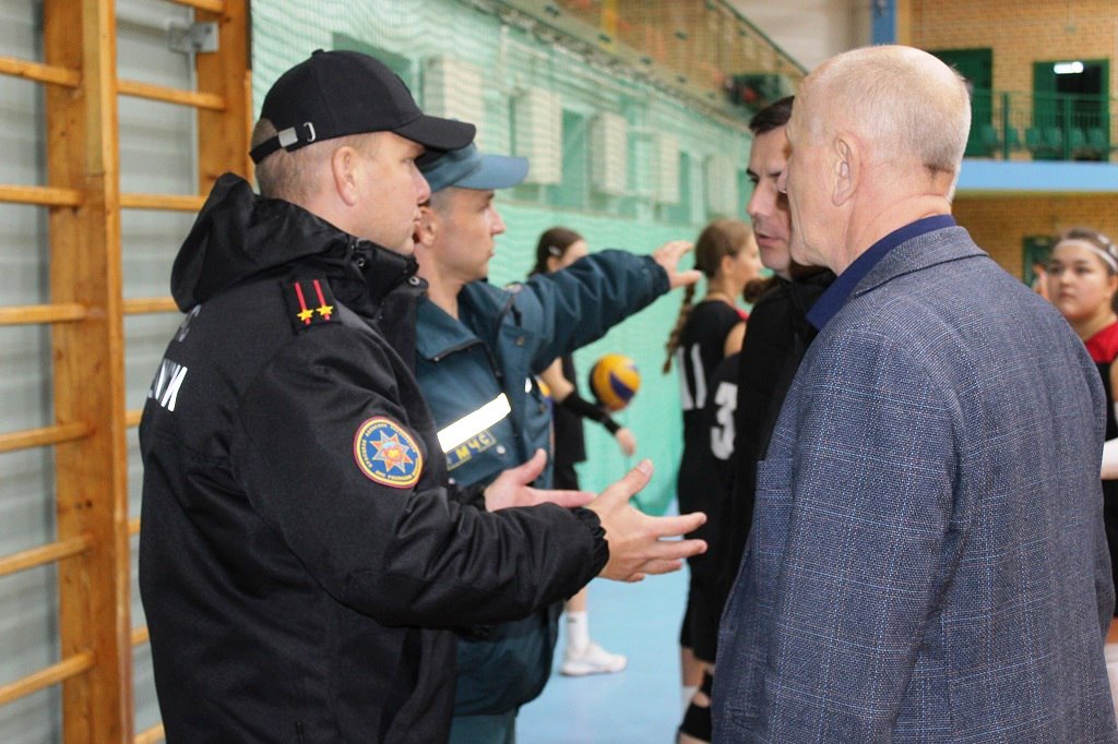 Брестские спасатели отработали тушение пожара во дворце спорта «Виктория»