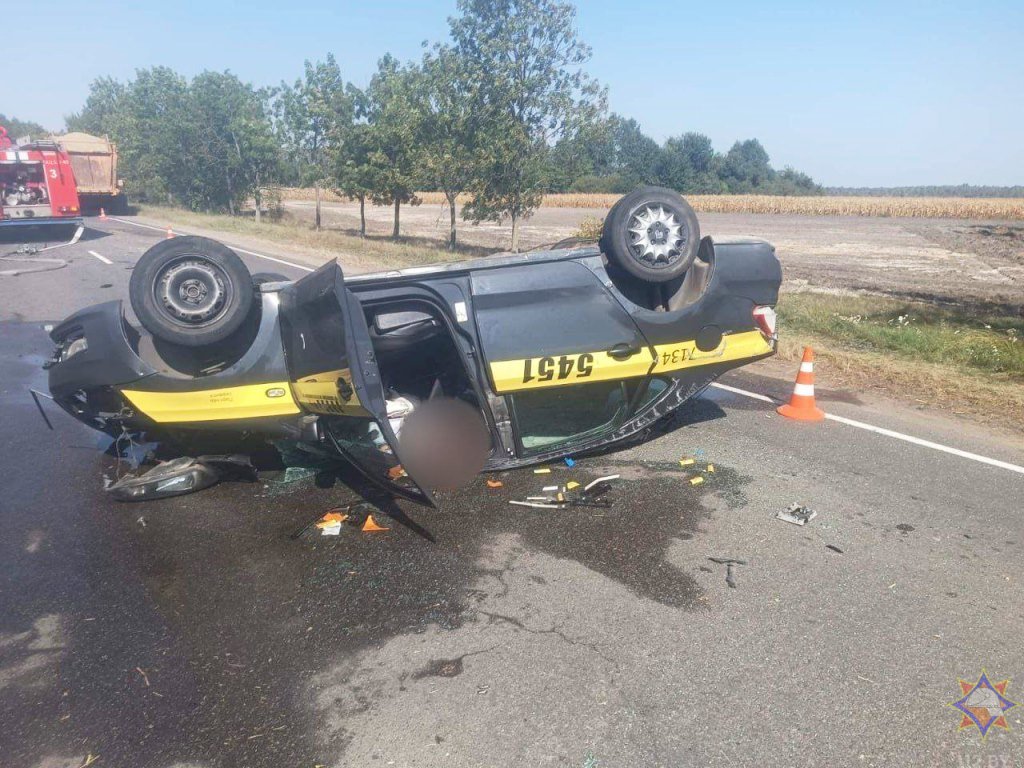 На автодороге «Кобрин-Дивин» такси влетело в прицеп трактора и перевернулось - подробности и видео от МЧС