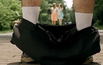 Достал из штанин. В Гомеле вынесли приговор нескромному хулигану