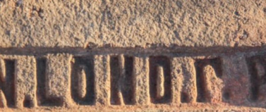 Житель Брестской области при разборке старой печи нашел необычный кирпич