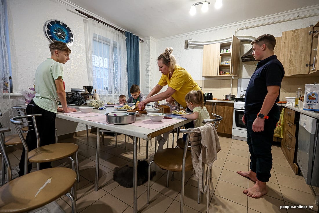 Как живет семья из Брестской области, в которой 15 детей