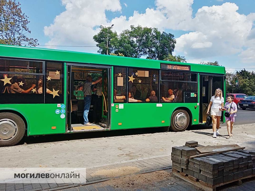 «Автобусы то останавливаются, то нет. Абсолютный бардак!» — могилевчане жалуются на непонятную ситуацию с остановкой «Администрация Ленинского района». Посмотрели, что там происходит