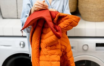 Как легко очистить пуховик без стирки? Смешайте эти 2 средства из аптечки и косметички — Полезно