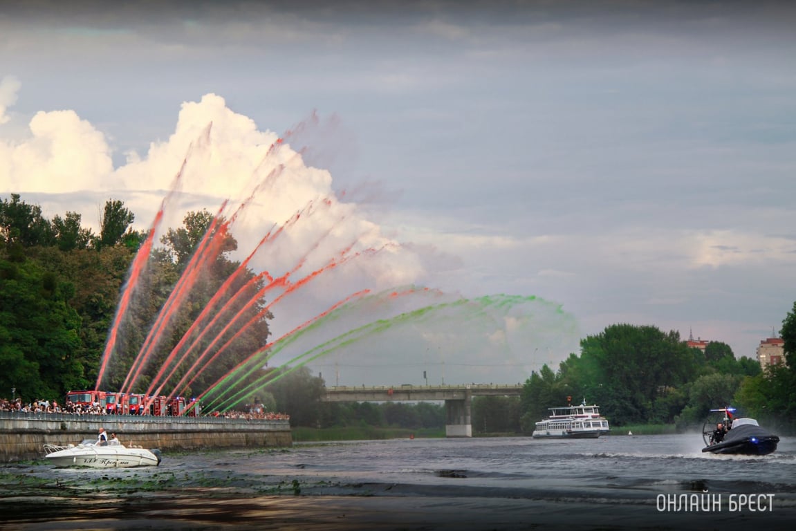 Показательные выступления МЧС в Бресте