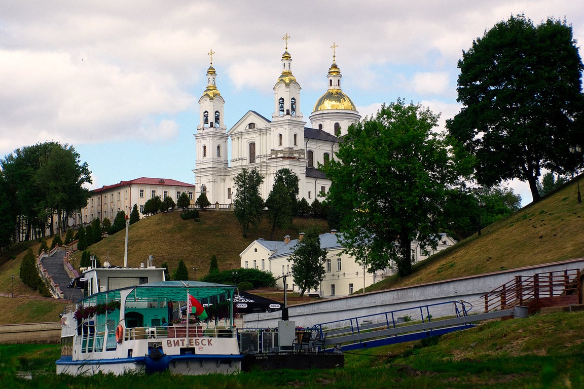 Теплоход напротив Успенского собора. На Двине в Витебске распустились желтые водяные лилии. Фото Сергея Серебро