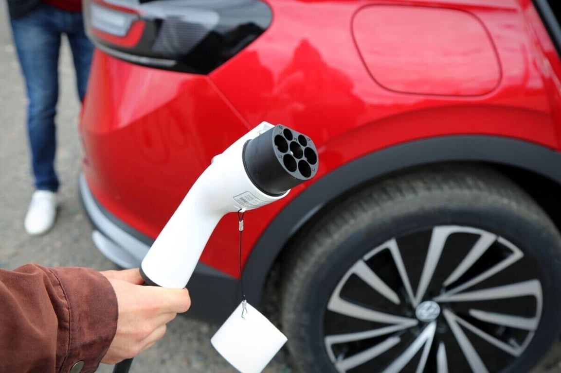 Житель Бреста организовал у дома самодельную «зарядную станцию» для электрокара