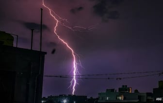 Шесть человек погибли в результате обрушения паркового павильона в Китае из-за удара молнии.