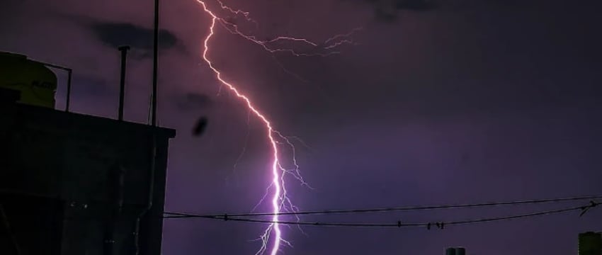 Шесть человек погибли в результате обрушения паркового павильона в Китае из-за удара молнии.