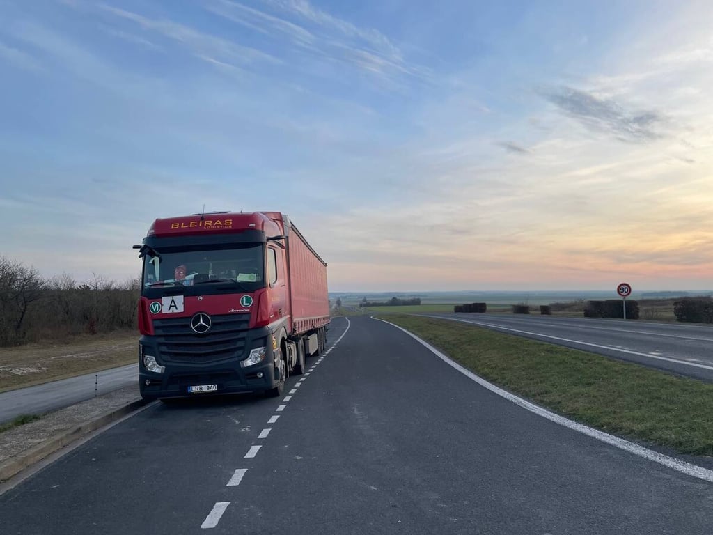Девушка из Брестской области колесит по Европе на Mercedes-Benz Actros