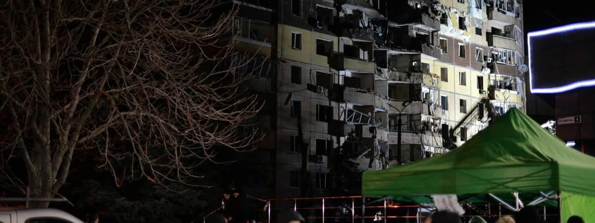 В Украине в результате ракетного обстрела загорелась многоэтажка – десятки пострадавших, трое погибших — Видео