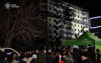 В Украине в результате ракетного обстрела загорелась многоэтажка – десятки пострадавших, трое погибших — Видео