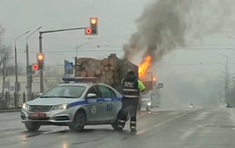 На въезде в Гродно горит лесовоз — временно ограничено движение