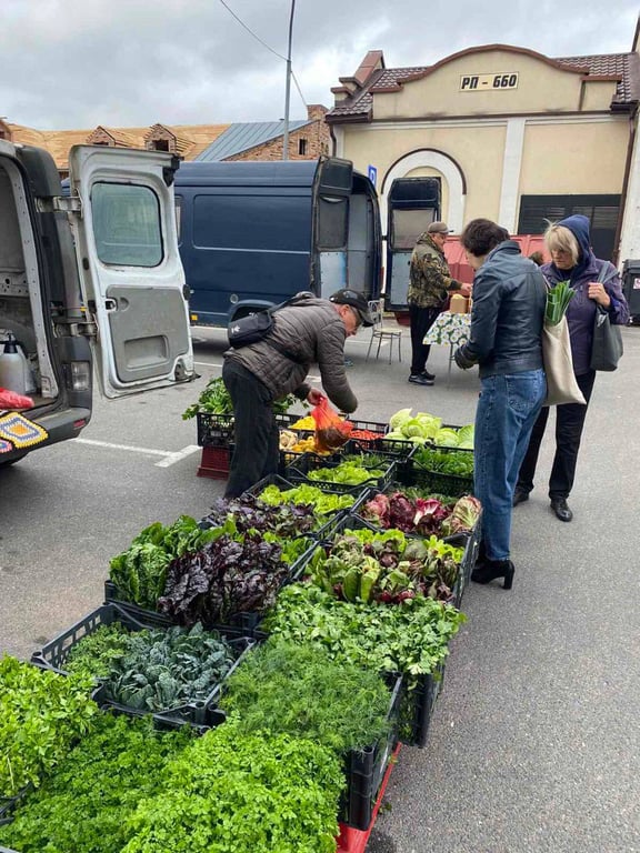 Жители Бреста активно посещают ярмарку у торгового центра «Дидас Персия»