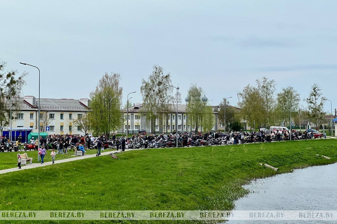 В Березе открыли мотосезон со священником и ГАИ