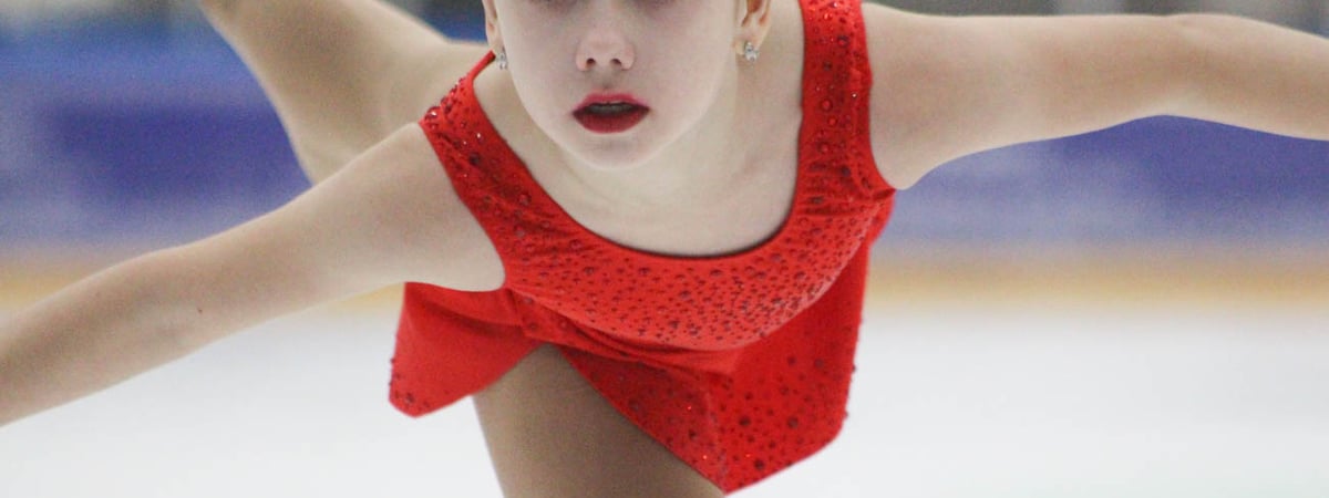 Родители заранее записывают в секцию, а дети становятся на коньки в 3,5 года — как в Гродно развивается фигурное катание