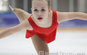 Родители заранее записывают в секцию, а дети становятся на коньки в 3,5 года — как в Гродно развивается фигурное катание