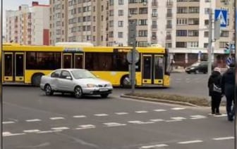 «Ну а как ему ещё проехать?» — Манёвр автобуса на перекрёстке в Минске вызвал горячие споры в TikTok — Видео