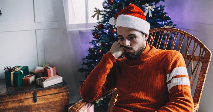 Можно ли отмечать Новый год в одиночестве? Ответили психологи