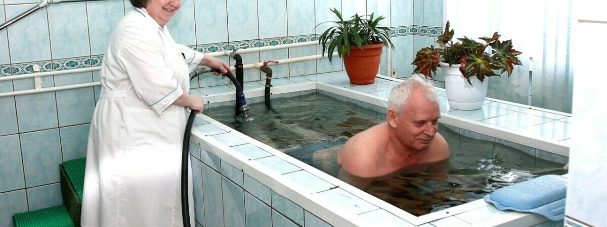 Кому из пенсионеров положена бесплатная путёвка в санаторий, а кому — матпомощь 400 рублей? В Минтруда Беларуси объяснили — Полезно