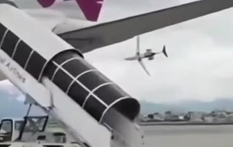 На видео запечатлено, как потерявший управление непальский самолет врезается в землю, образуя огненный шар