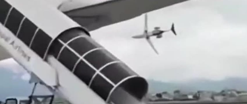 На видео запечатлено, как потерявший управление непальский самолет врезается в землю, образуя огненный шар