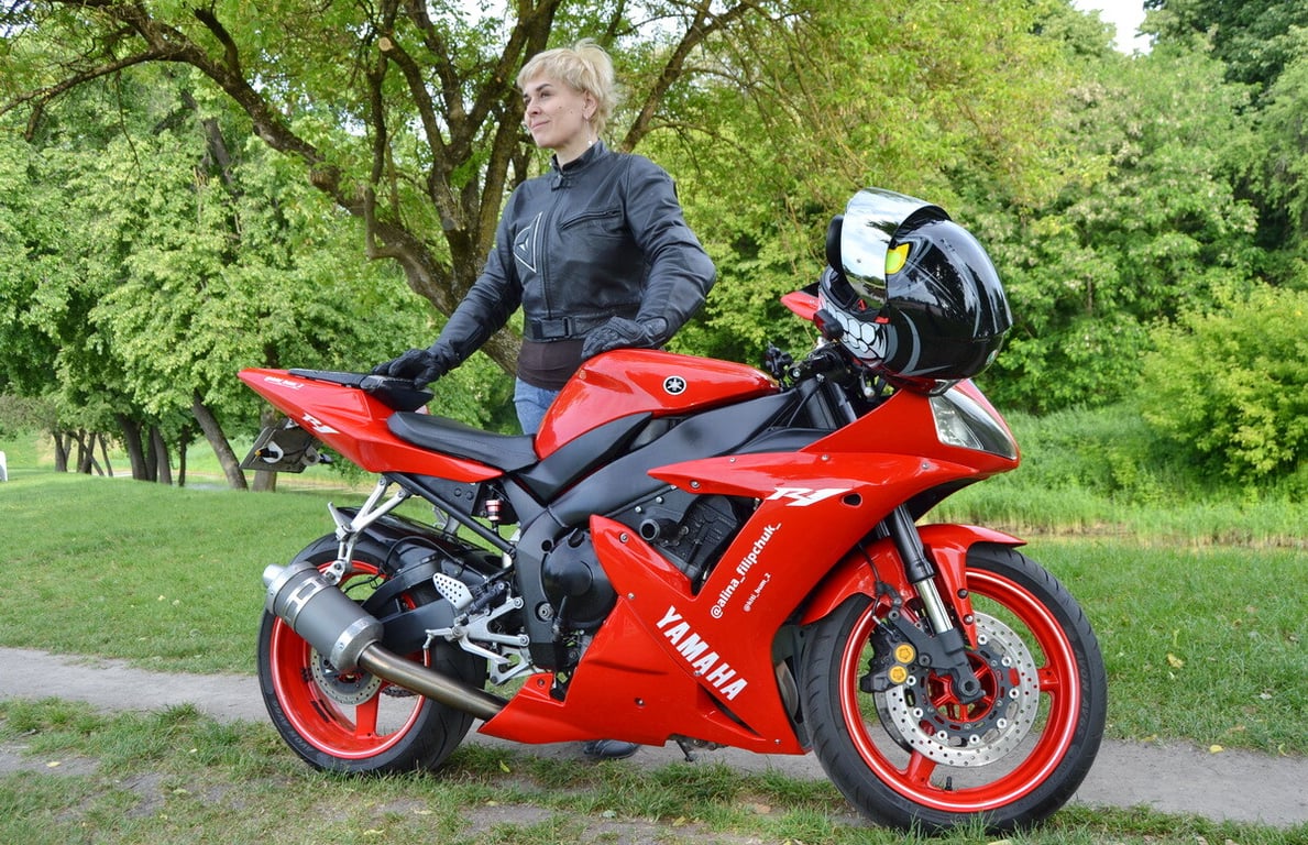 Многодетная мама рассекает на «суперспорте» Yamaha YZF-R1 по Бресту