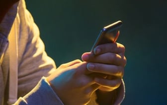 Раскрыта новая уловка мошенников с кражей денег через экран смартфона