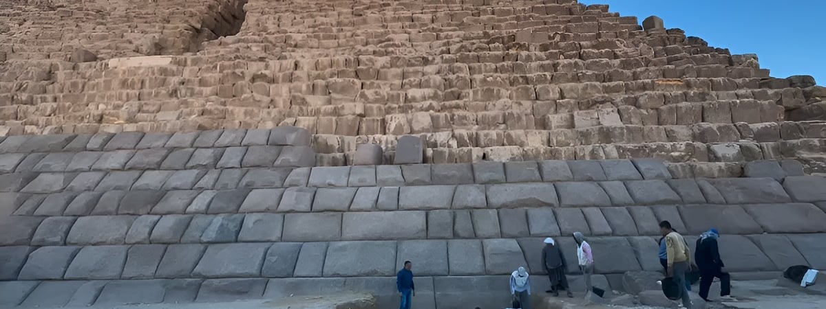 «Абсурд» и «уродство» — Реконструкция пирамиды в Египте вызвала ярость туристов со всего мира — Видео