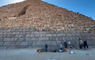 «Абсурд» и «уродство» — Реконструкция пирамиды в Египте вызвала ярость туристов со всего мира — Видео