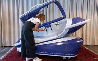 "Нажмите кнопку, чтобы умереть": Швейцария скоро начнет использовать портативные капсулы для самоубийств"